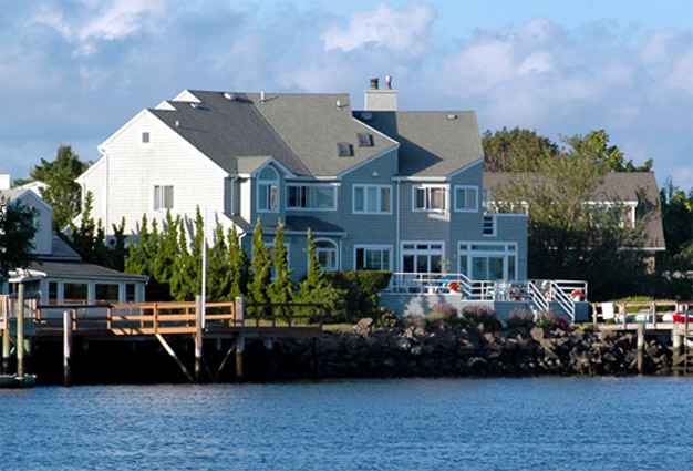 Image of lakeside house